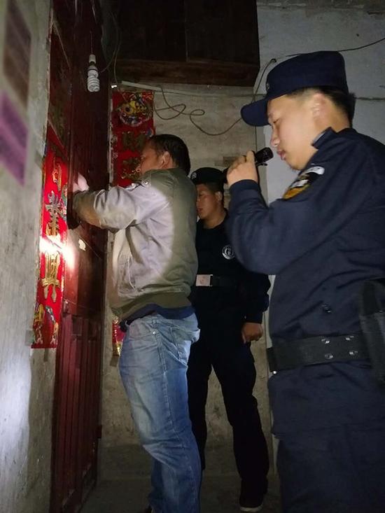 锦州粗心妈妈误将幼女锁家中 